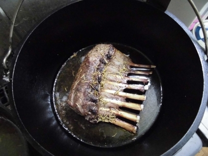 上手に焼けました～♪この後鍋から取り出し、アルミホイルで巻いて約30分。肉汁が落ち着いてから切り分けて食べます。